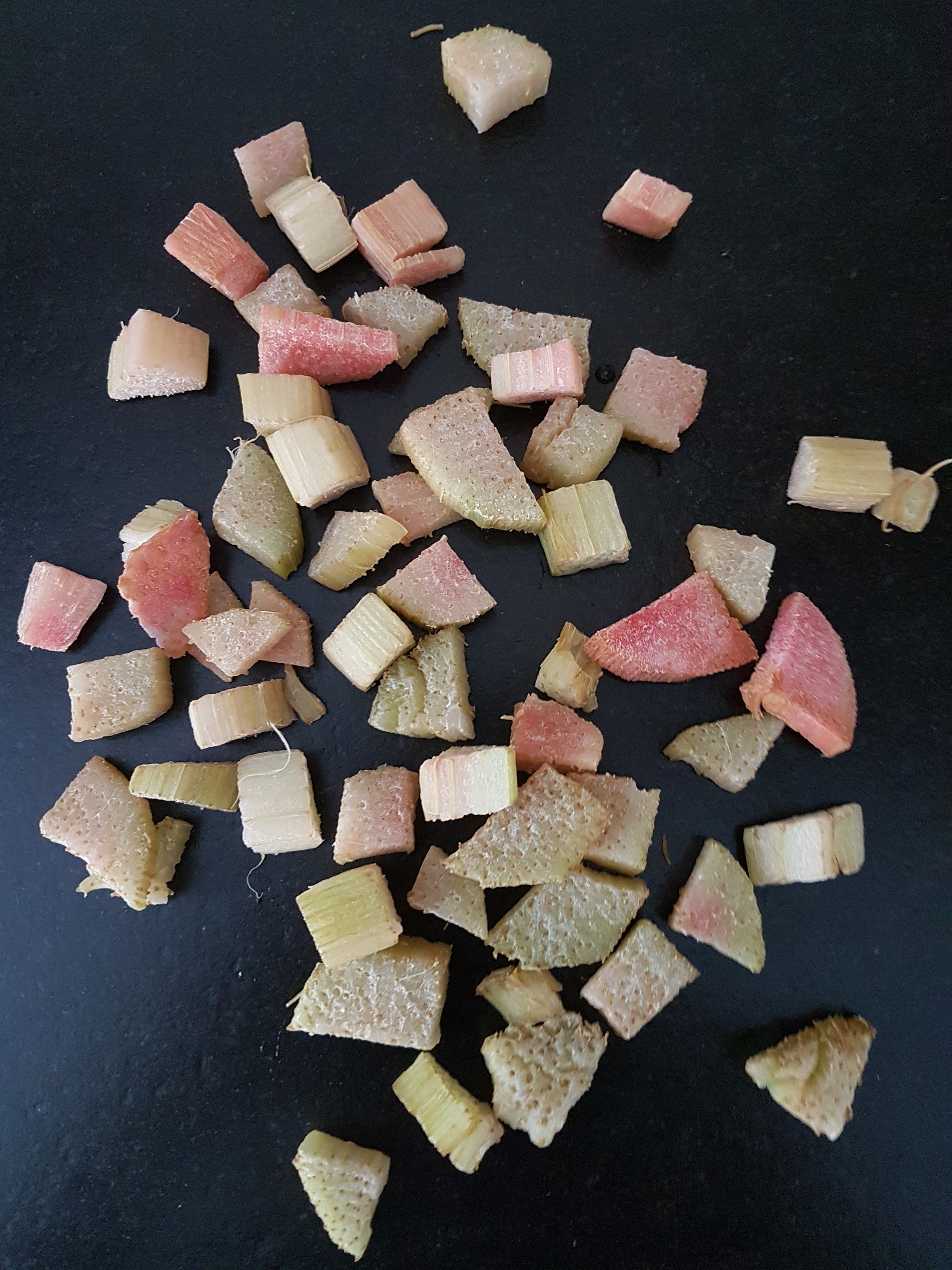 Pour lélé, les morceaux de rhubarbe coupés