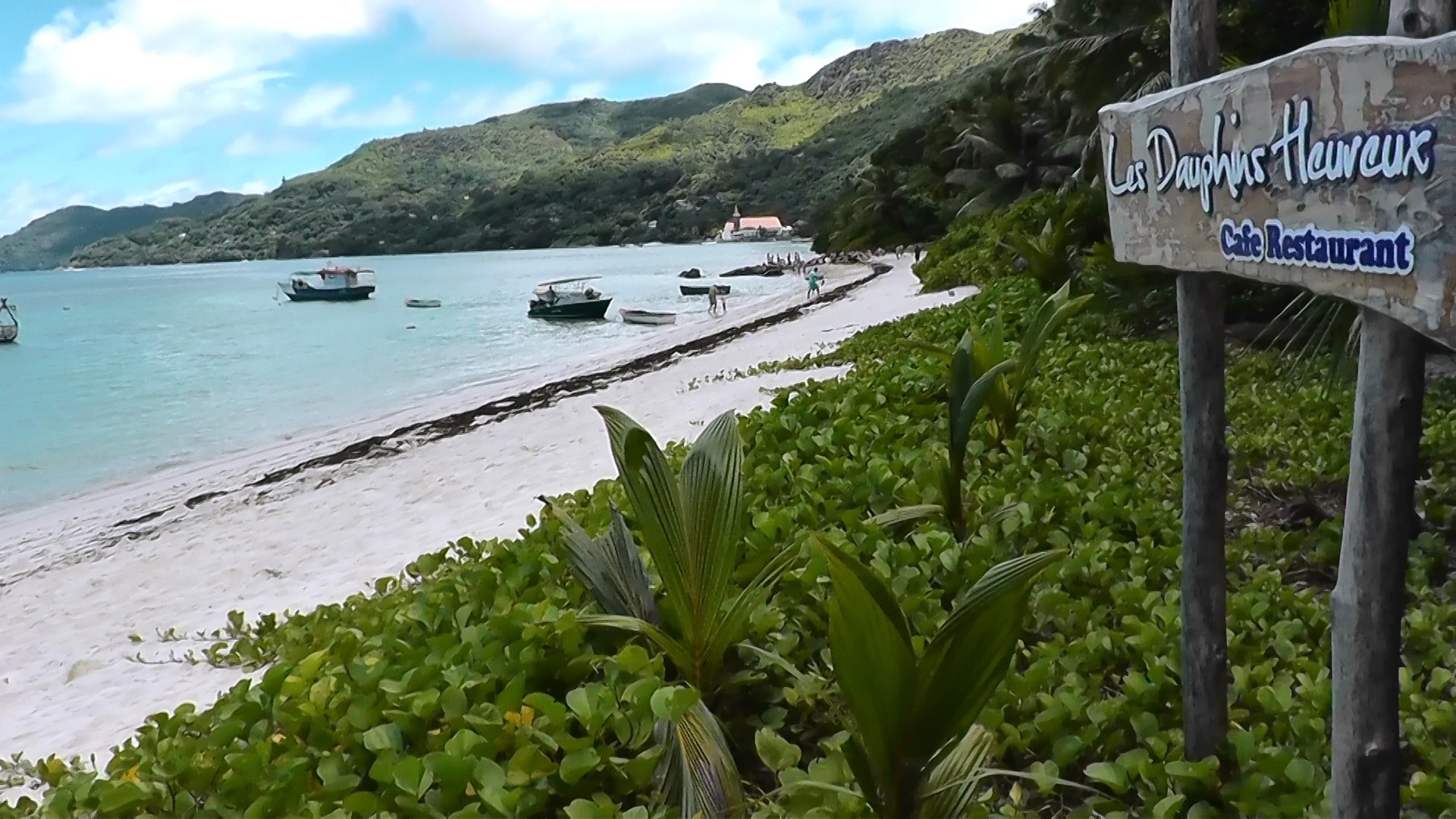 036 Anse Royale Les Dauphins Heureux Plage et bateaux de pêche.jpg