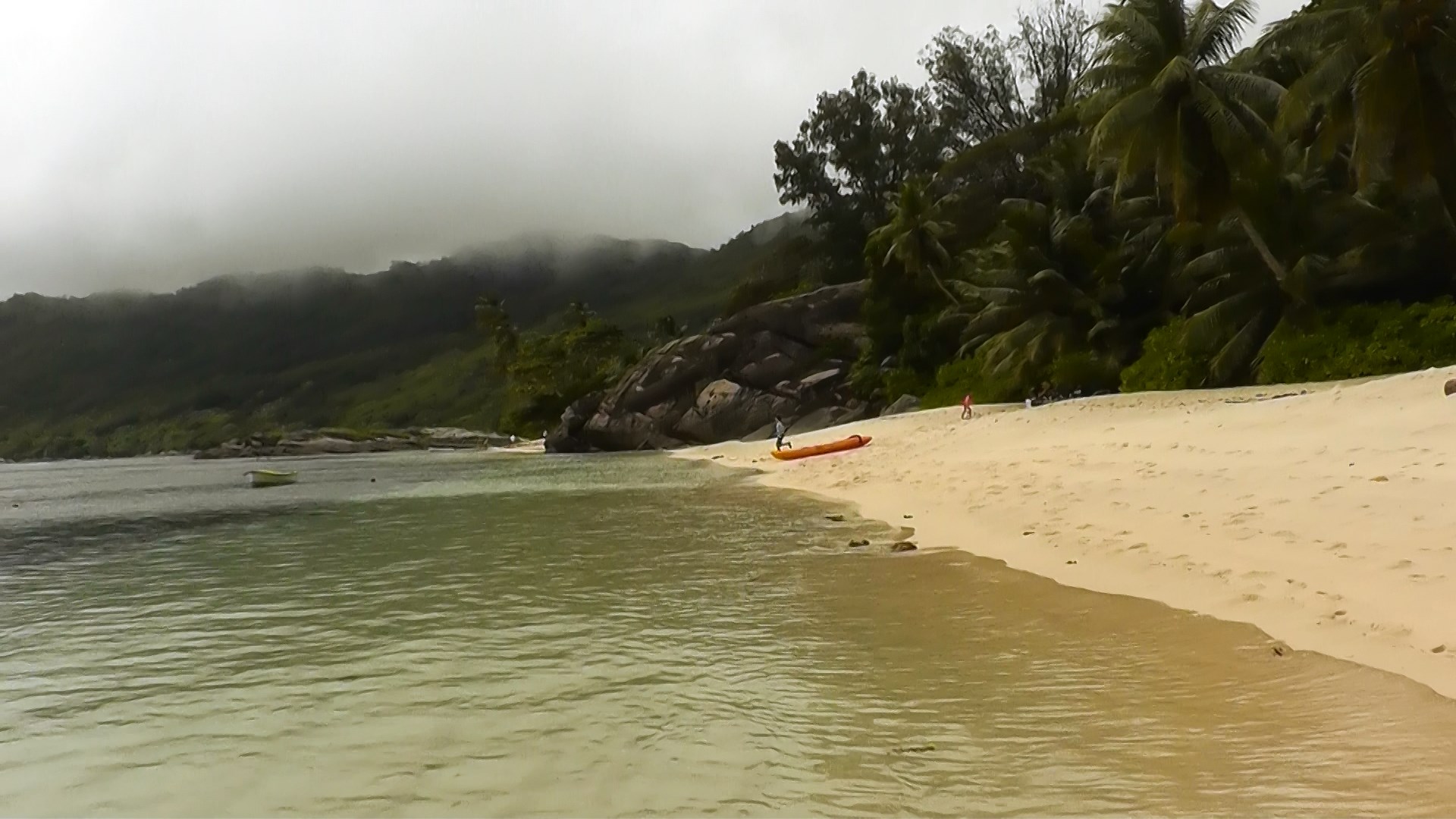 161 Anse Forbans  Vue panoramiqe depuis la mer Nuages sur les collines.jpg